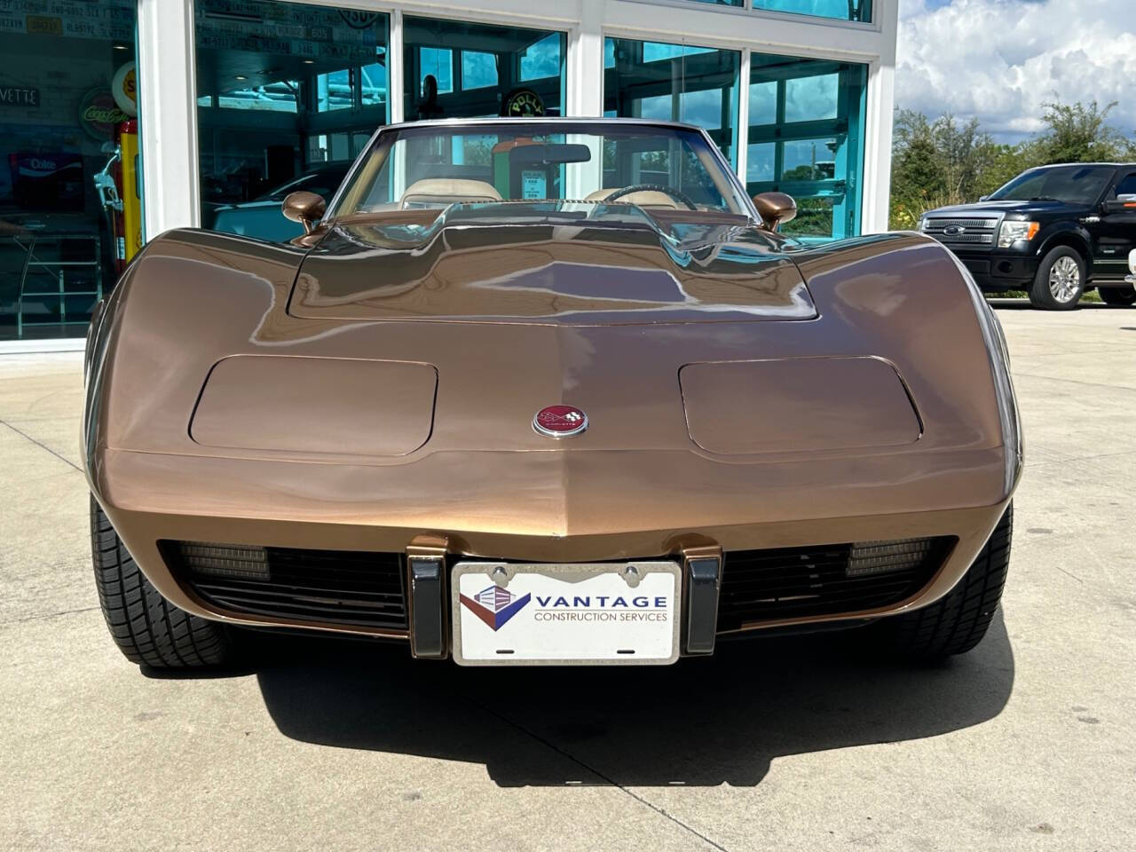 Chevrolet-Corvette-1975-Sedan-1