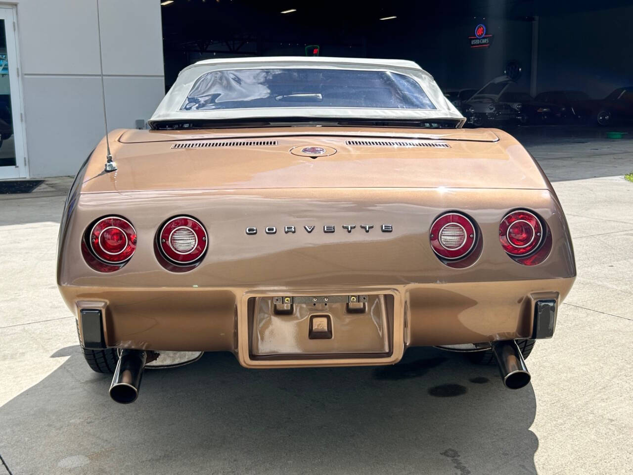Chevrolet-Corvette-1975-Sedan-11