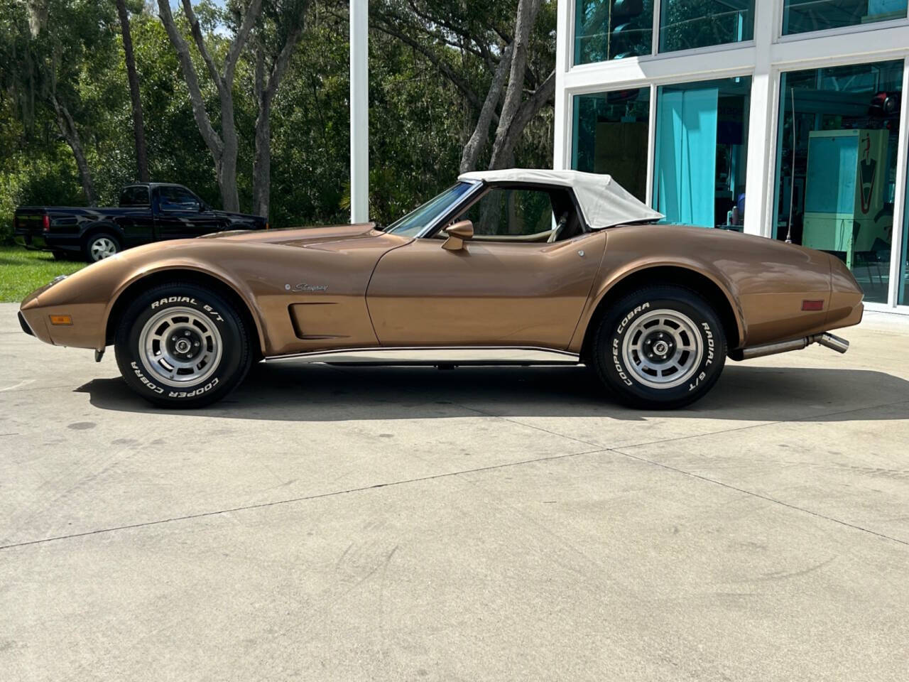 Chevrolet-Corvette-1975-Sedan-12