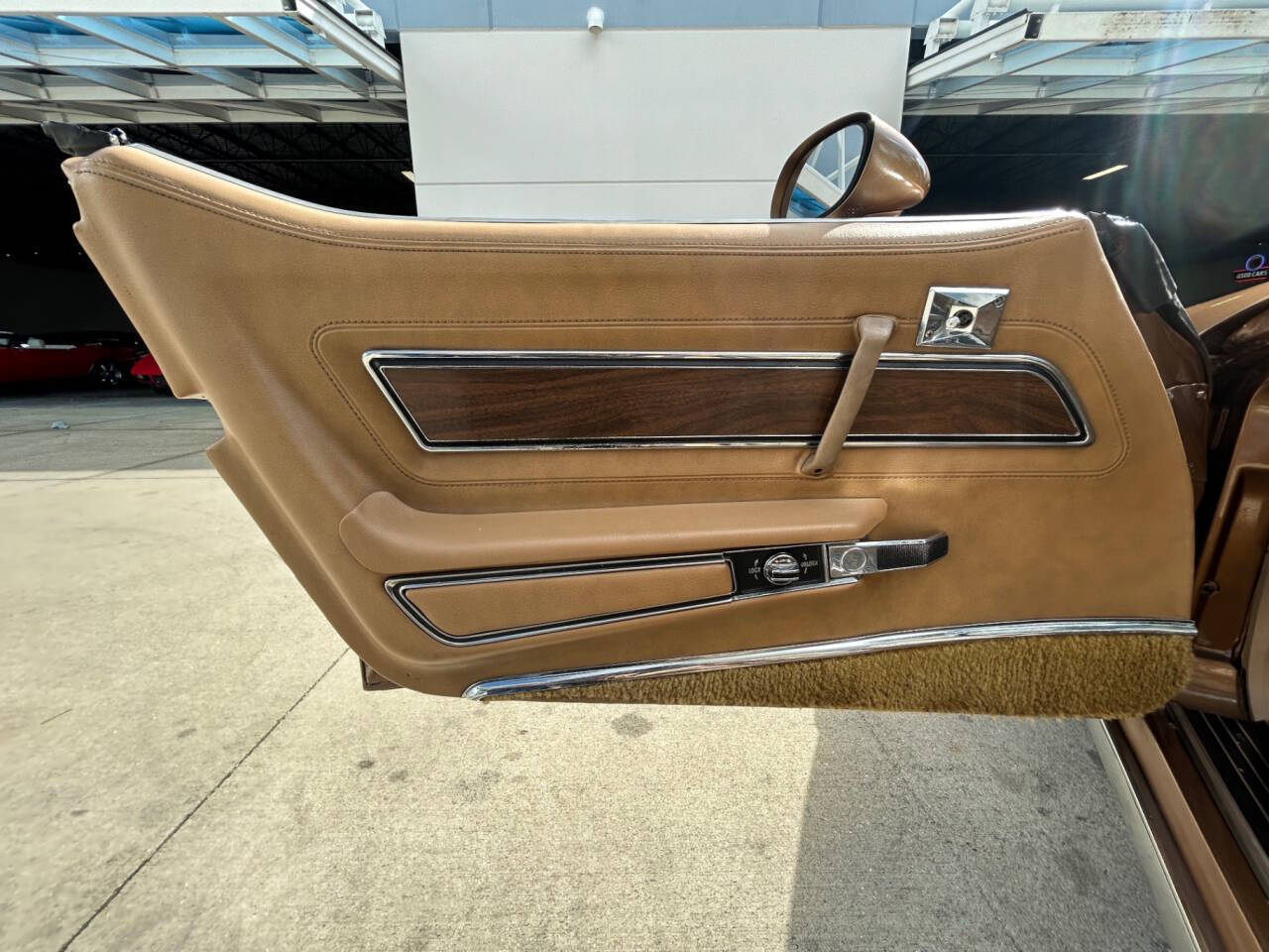 Chevrolet-Corvette-1975-Sedan-15