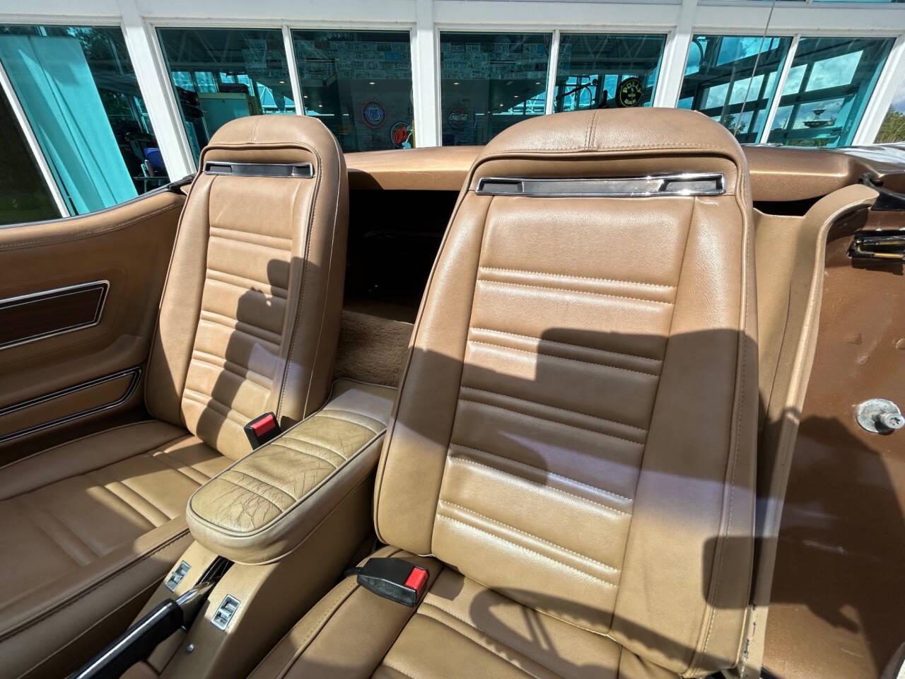 Chevrolet-Corvette-1975-Sedan-16
