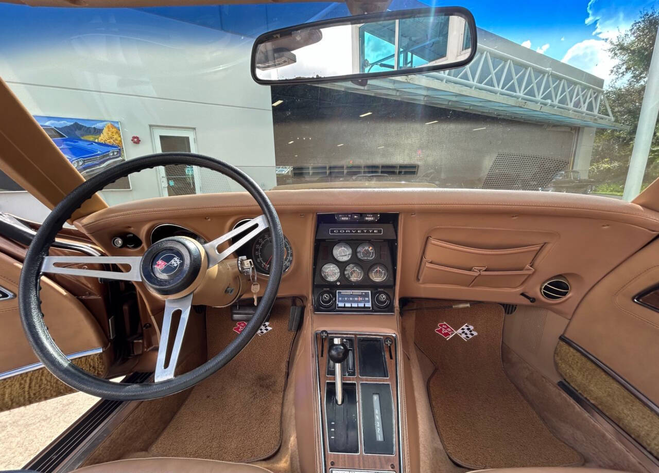 Chevrolet-Corvette-1975-Sedan-17