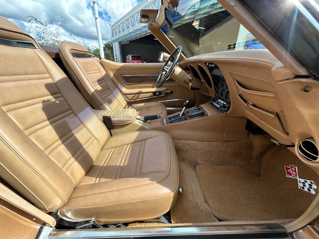 Chevrolet-Corvette-1975-Sedan-19