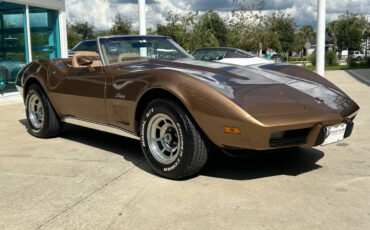 Chevrolet-Corvette-1975-Sedan-2