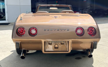 Chevrolet-Corvette-1975-Sedan-5