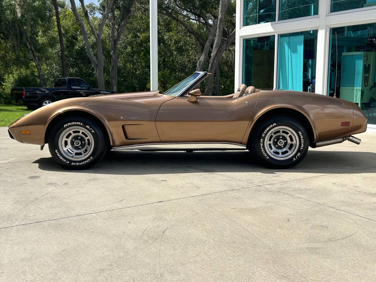 Chevrolet-Corvette-1975-Sedan-8