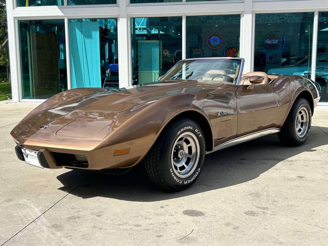 Chevrolet-Corvette-1975-Sedan-9
