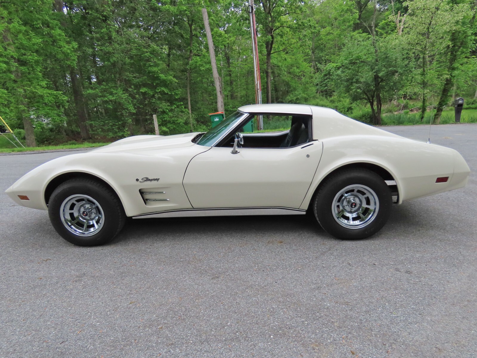 Chevrolet-Corvette-1976-Coupe-15