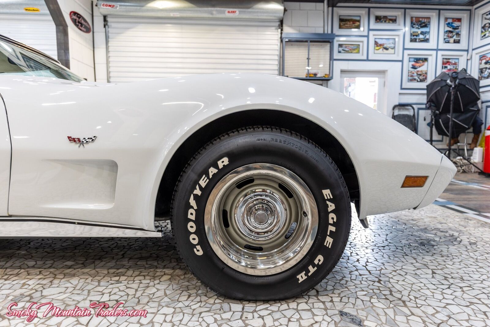 Chevrolet-Corvette-1977-16