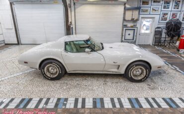 Chevrolet-Corvette-1977-17