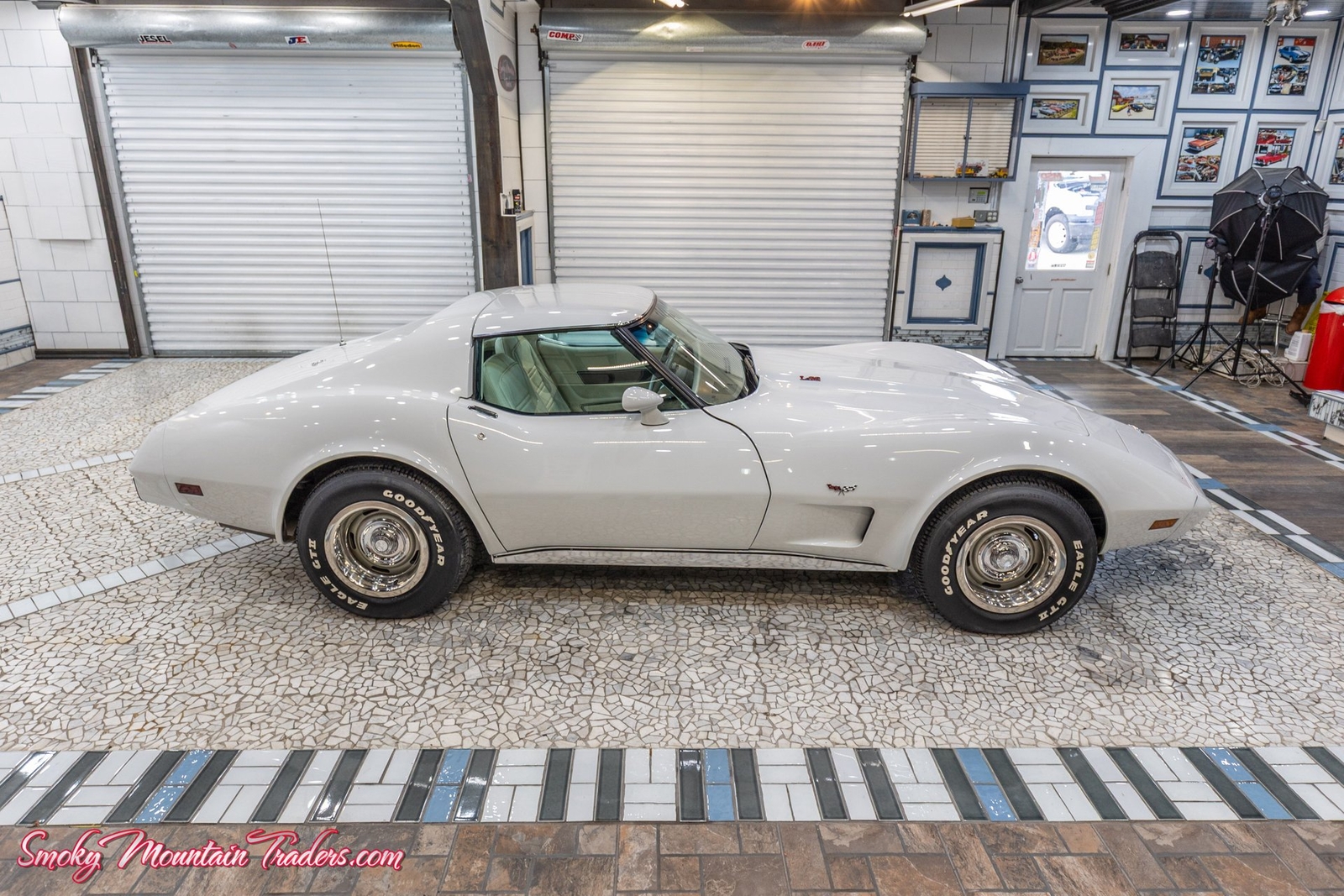 Chevrolet-Corvette-1977-17