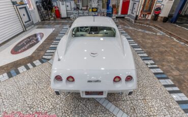 Chevrolet-Corvette-1977-24