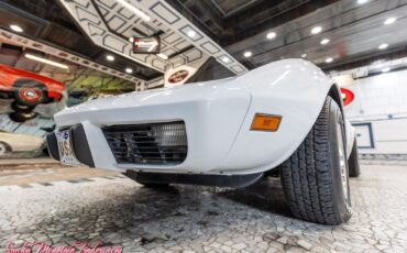 Chevrolet-Corvette-1977-3