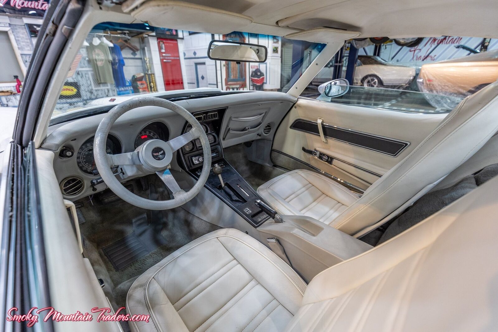 Chevrolet-Corvette-1977-35