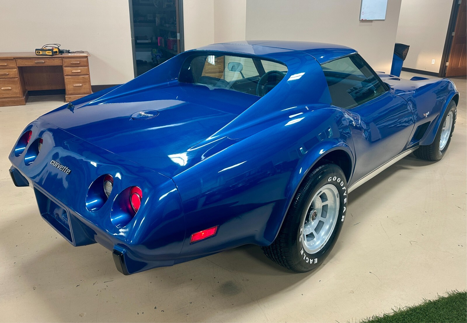 Chevrolet-Corvette-1977-Coupe-2