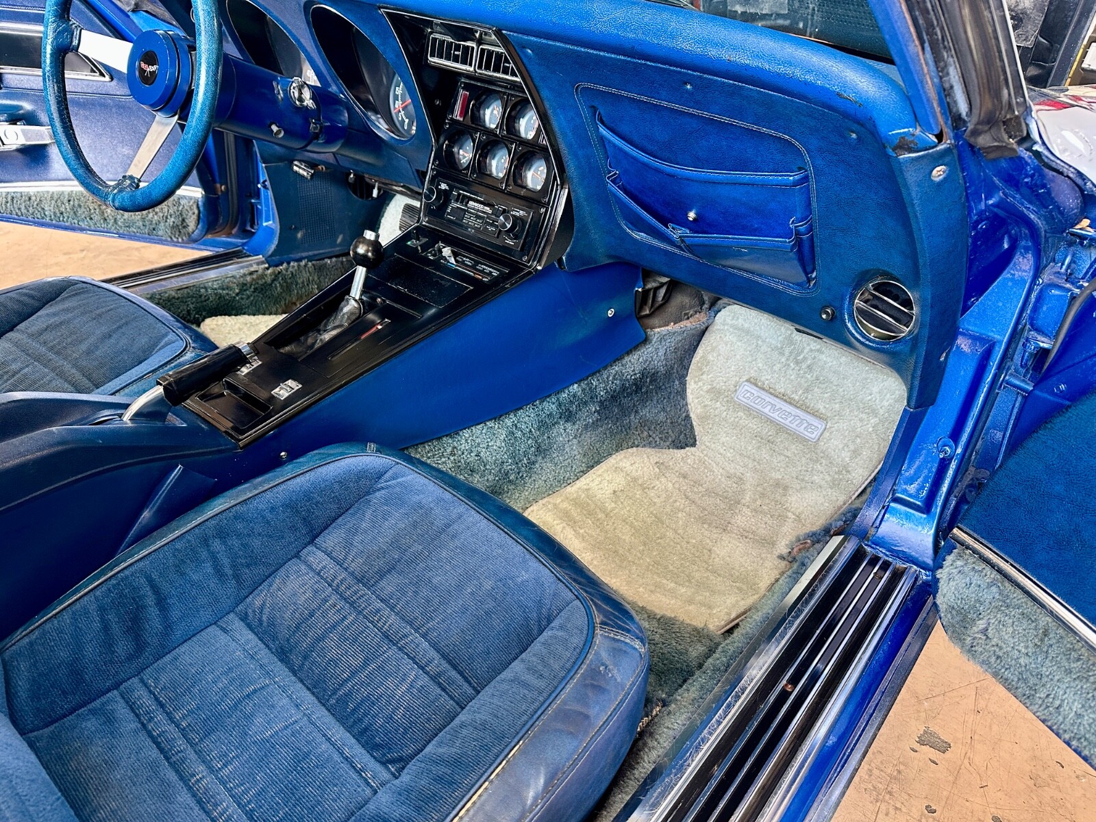 Chevrolet-Corvette-1977-Coupe-30