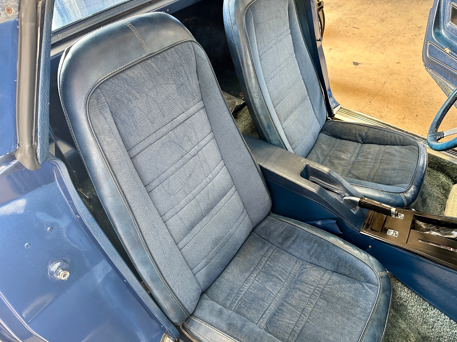 Chevrolet-Corvette-1977-Coupe-31