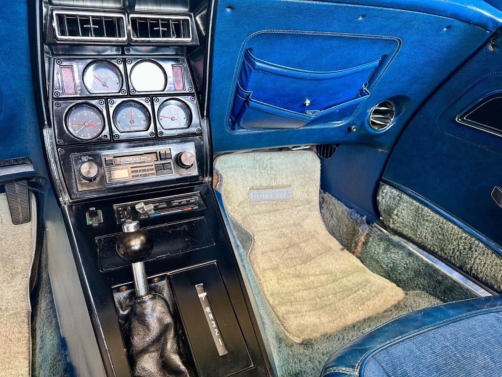 Chevrolet-Corvette-1977-Coupe-34