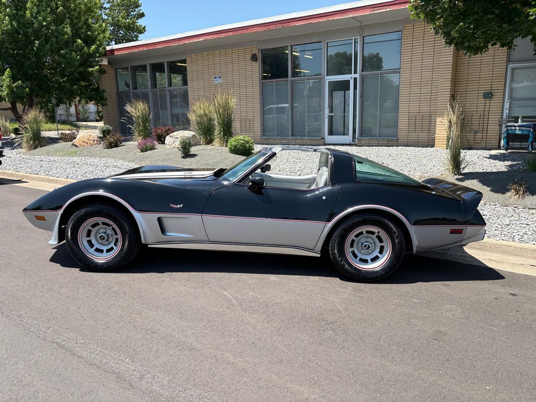 Chevrolet-Corvette-1978-38