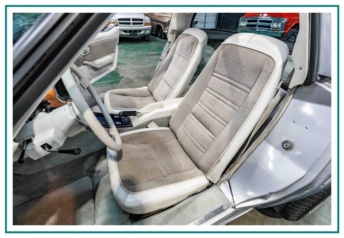 Chevrolet-Corvette-1978-silver-3