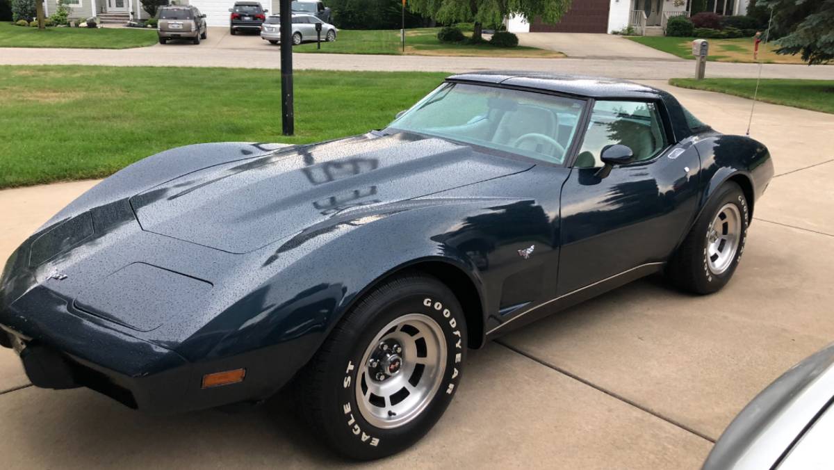 Chevrolet-Corvette-1979-blue-4