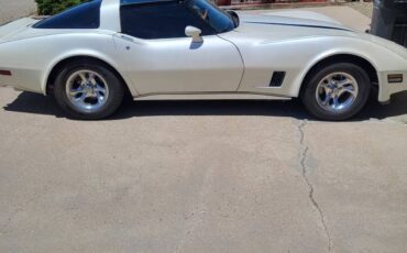 Chevrolet-Corvette-1981-3