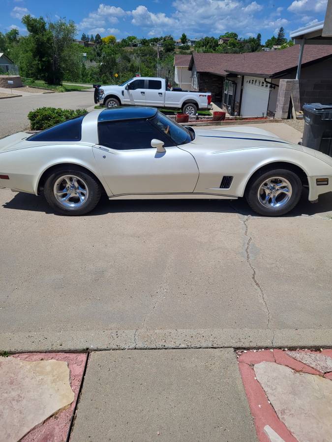 Chevrolet-Corvette-1981-3