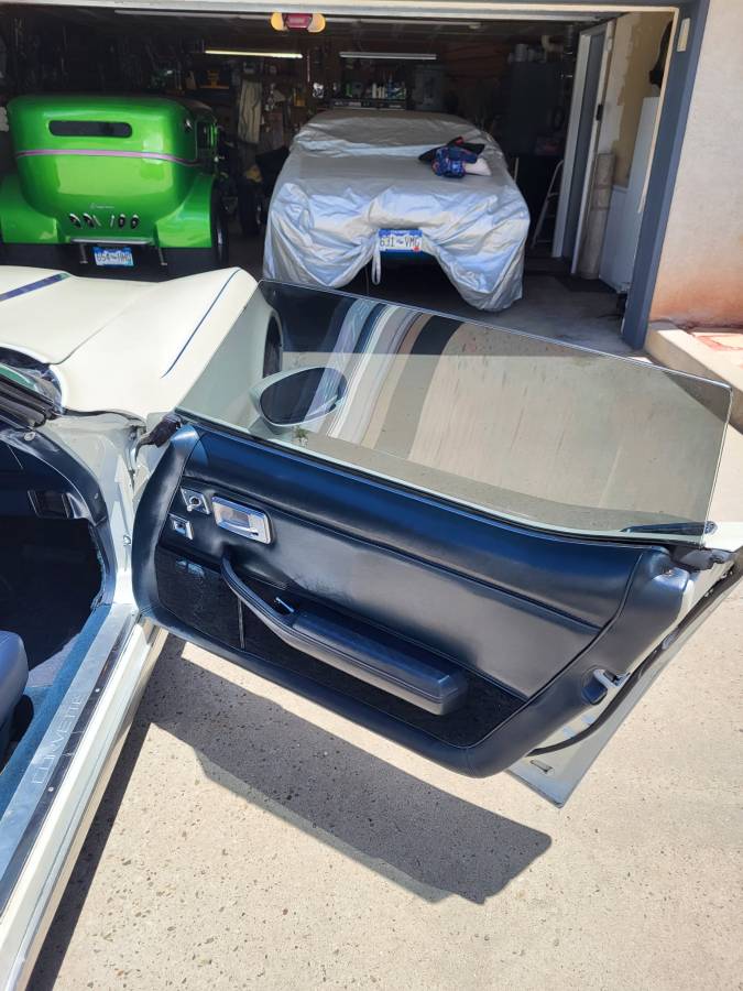 Chevrolet-Corvette-1981-8