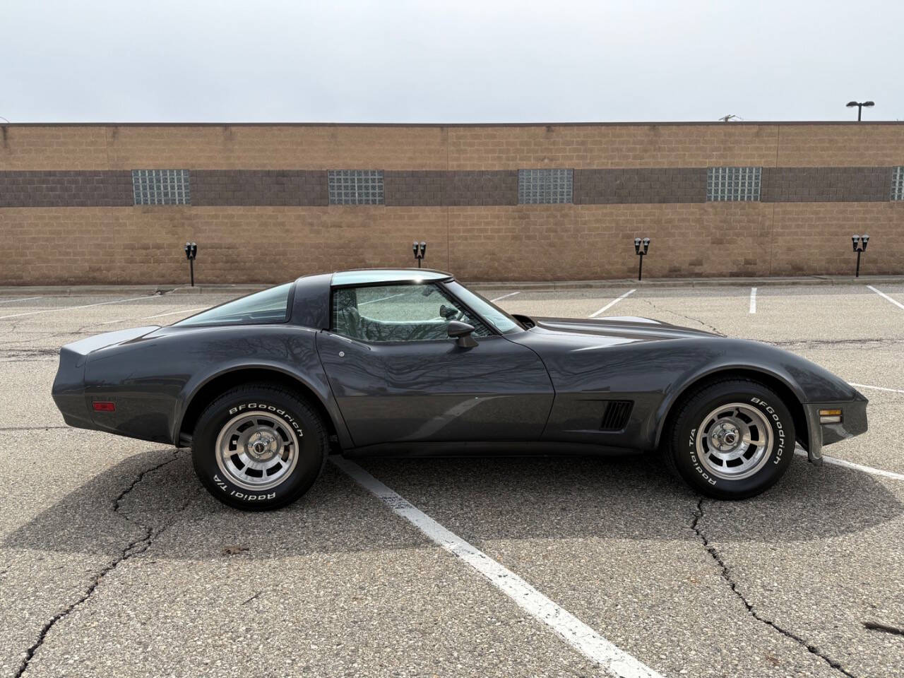 Chevrolet-Corvette-1981-Coupe-25