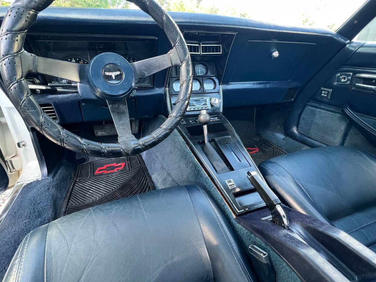 Chevrolet-Corvette-1981-white-4