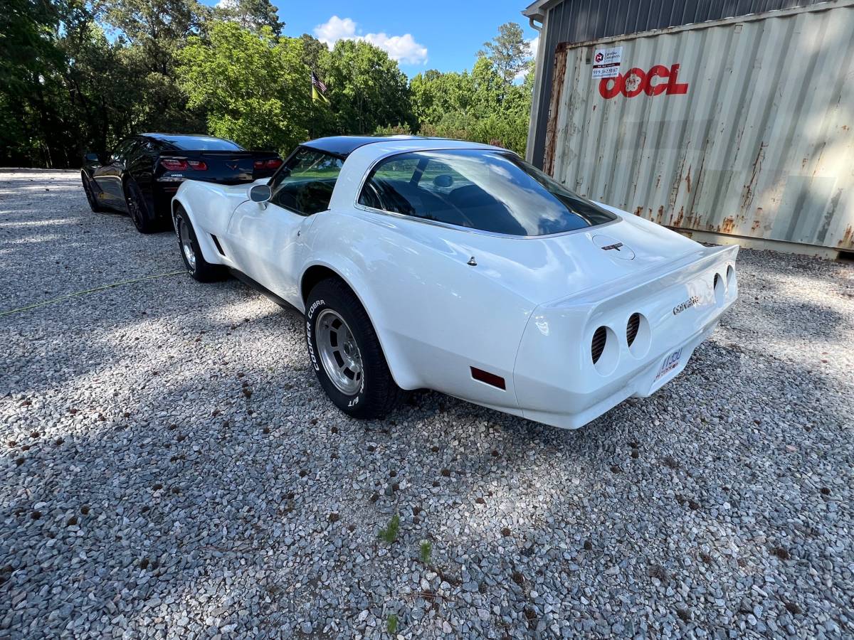 Chevrolet-Corvette-1981-white-7