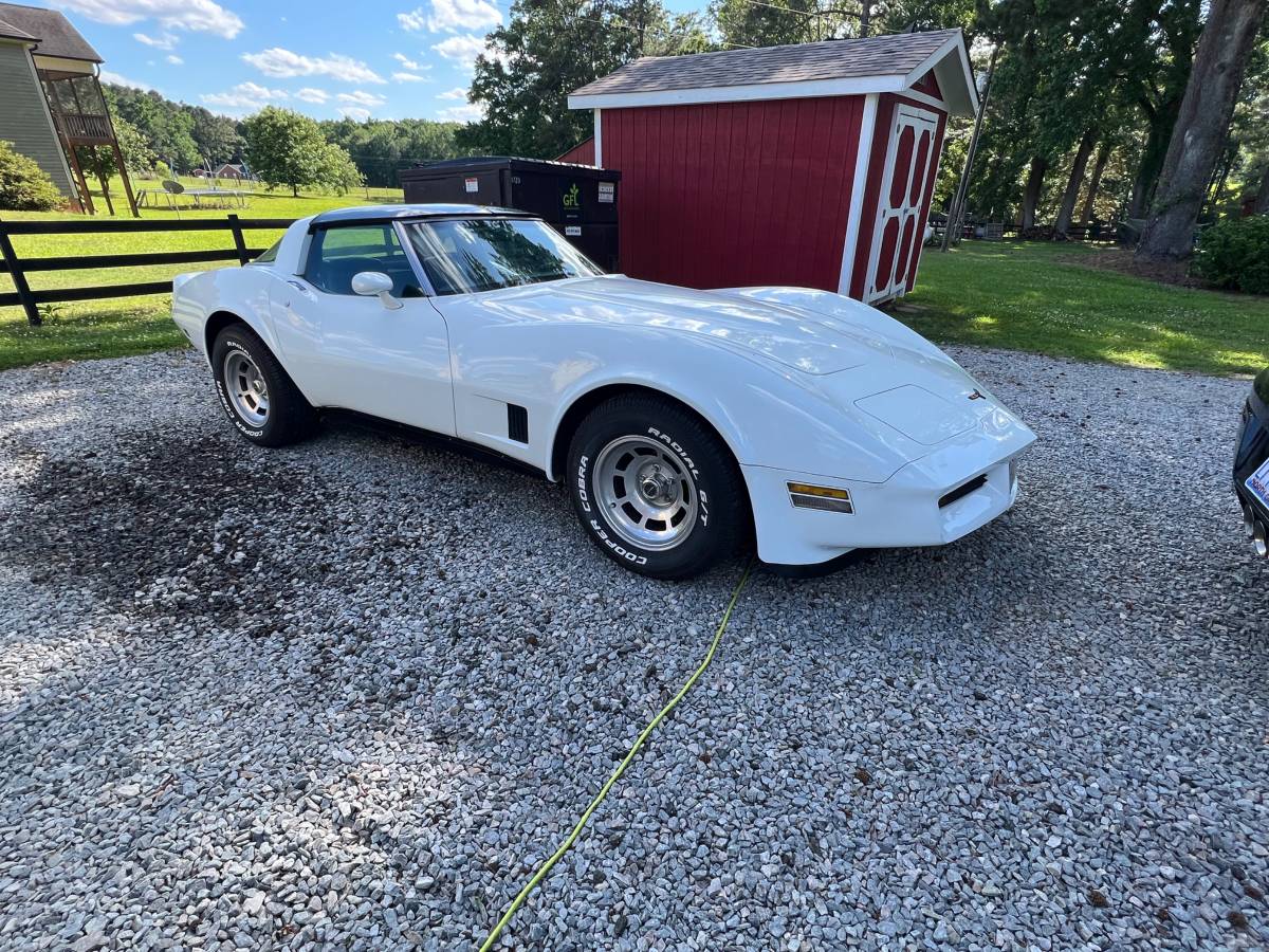 Chevrolet-Corvette-1981-white-9