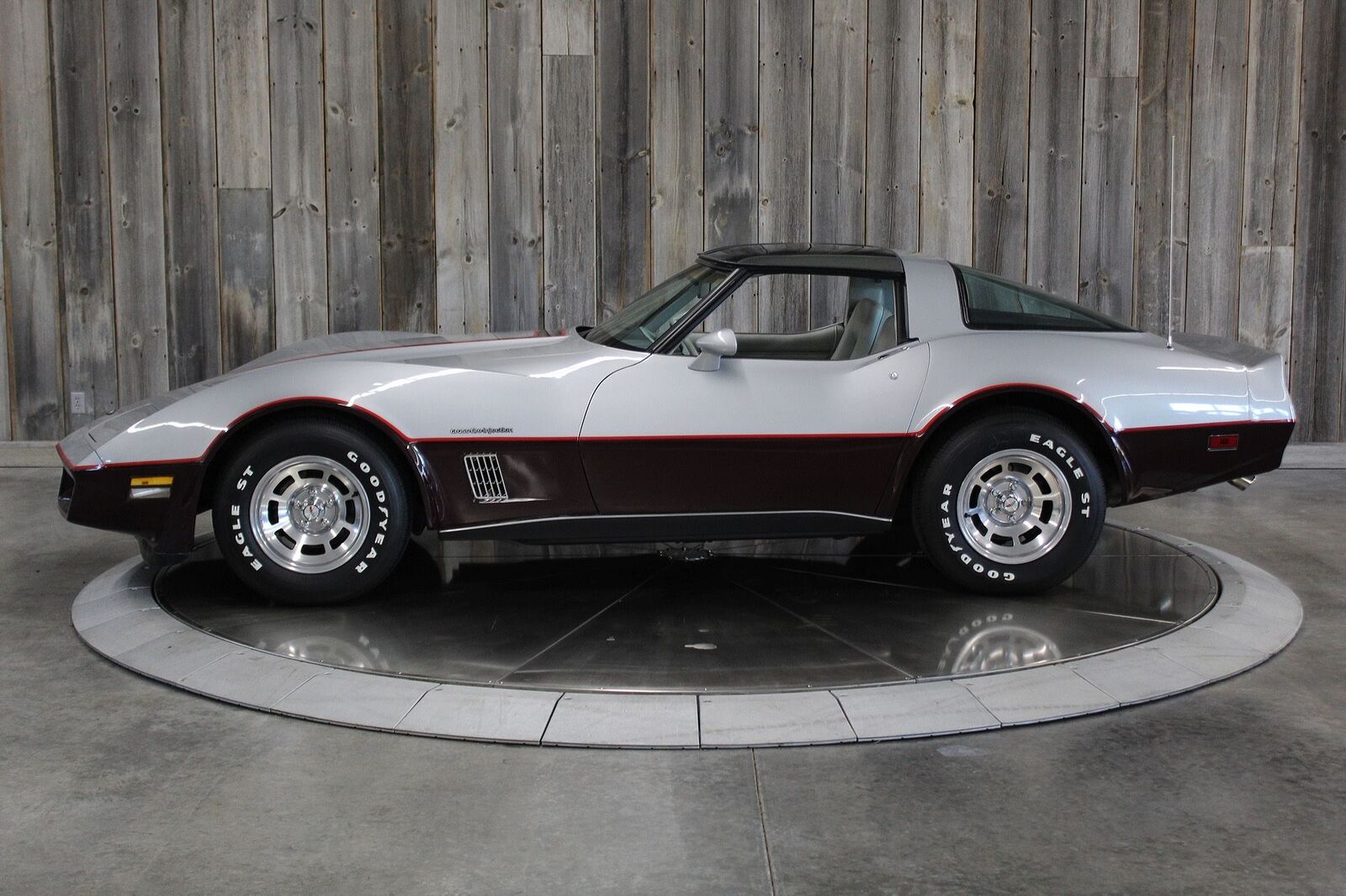 Chevrolet-Corvette-1982-Beautiful-Color-Combo-1