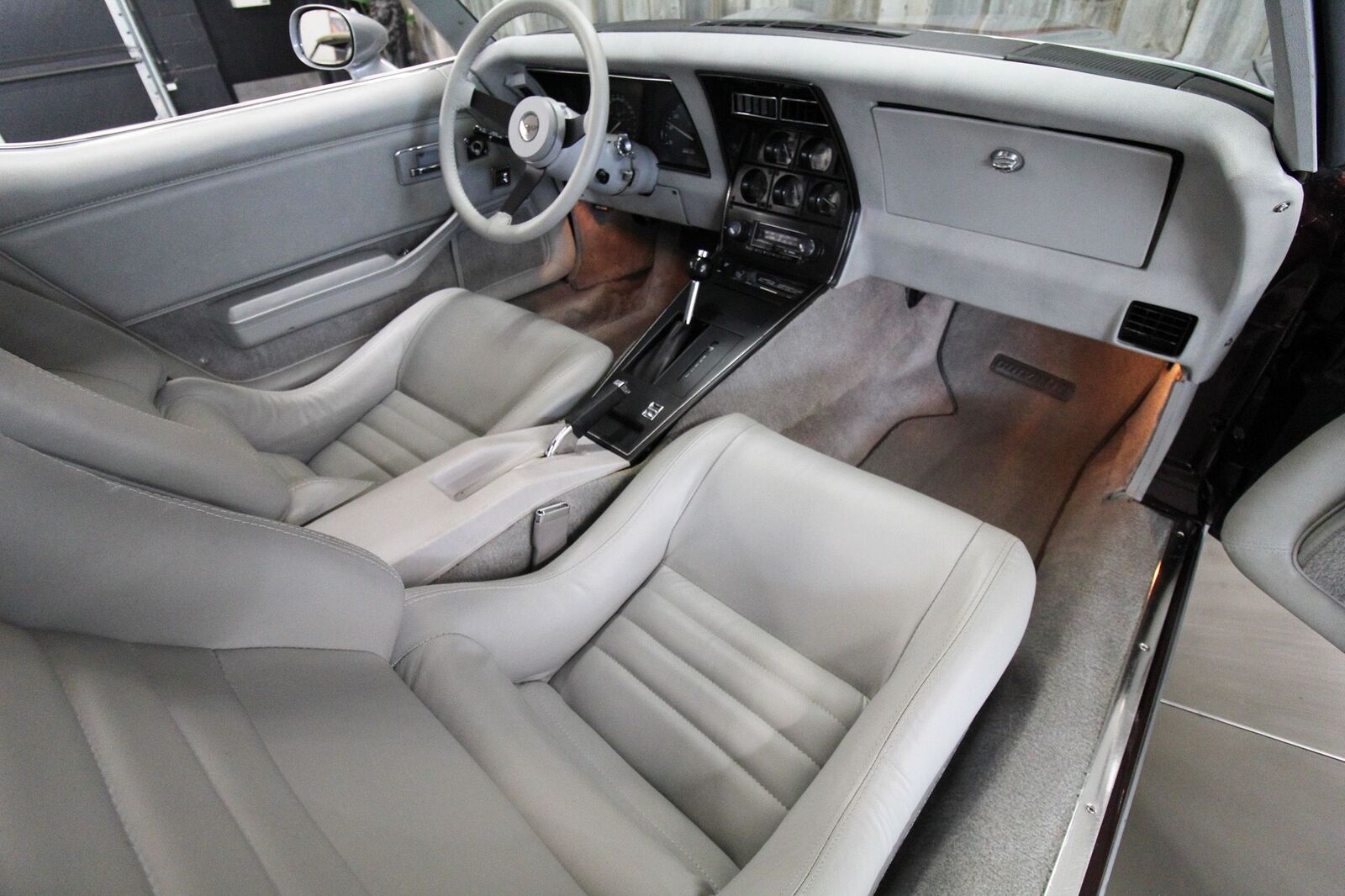 Chevrolet-Corvette-1982-Beautiful-Color-Combo-19