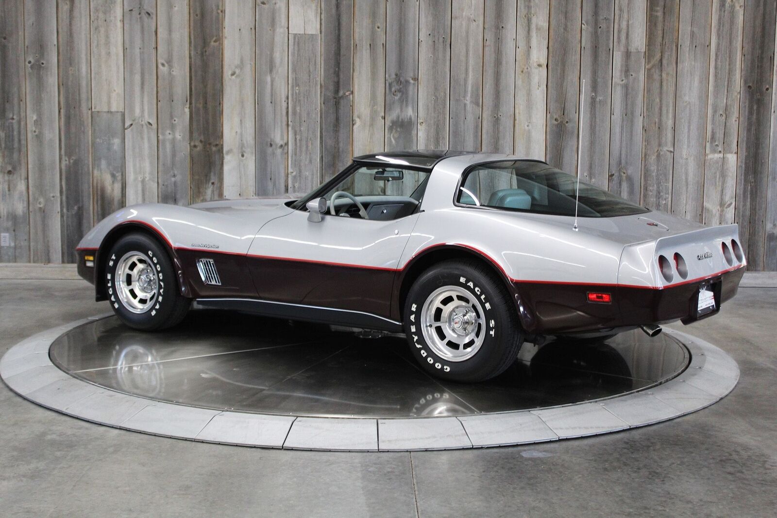 Chevrolet-Corvette-1982-Beautiful-Color-Combo-2