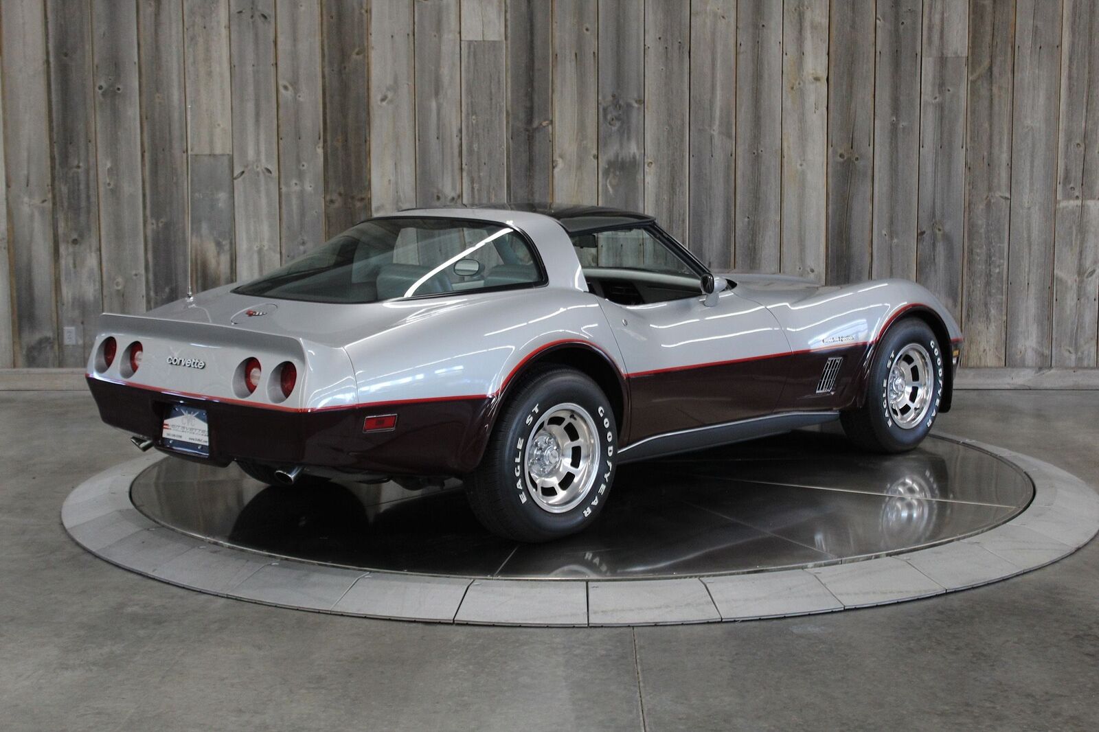 Chevrolet-Corvette-1982-Beautiful-Color-Combo-3