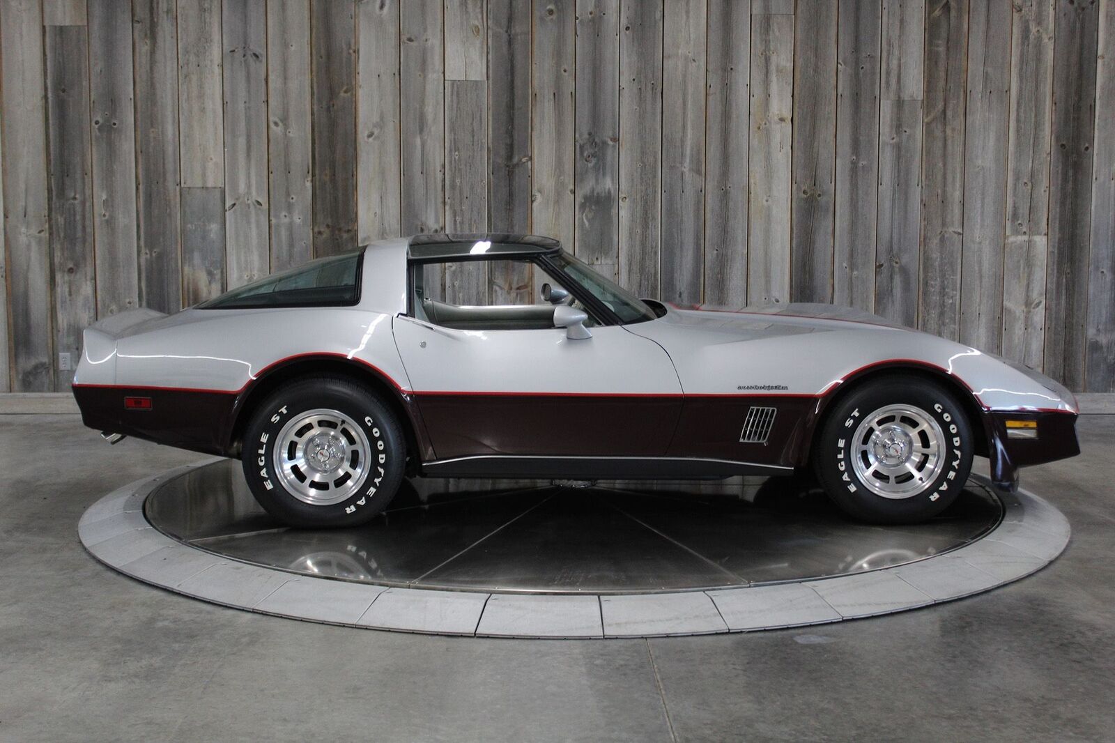 Chevrolet-Corvette-1982-Beautiful-Color-Combo-4