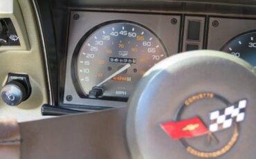 Chevrolet-Corvette-1982-Coupe-1