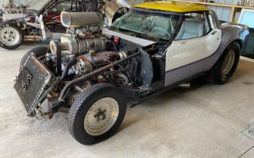 Chevrolet-Corvette-1982-Coupe-2