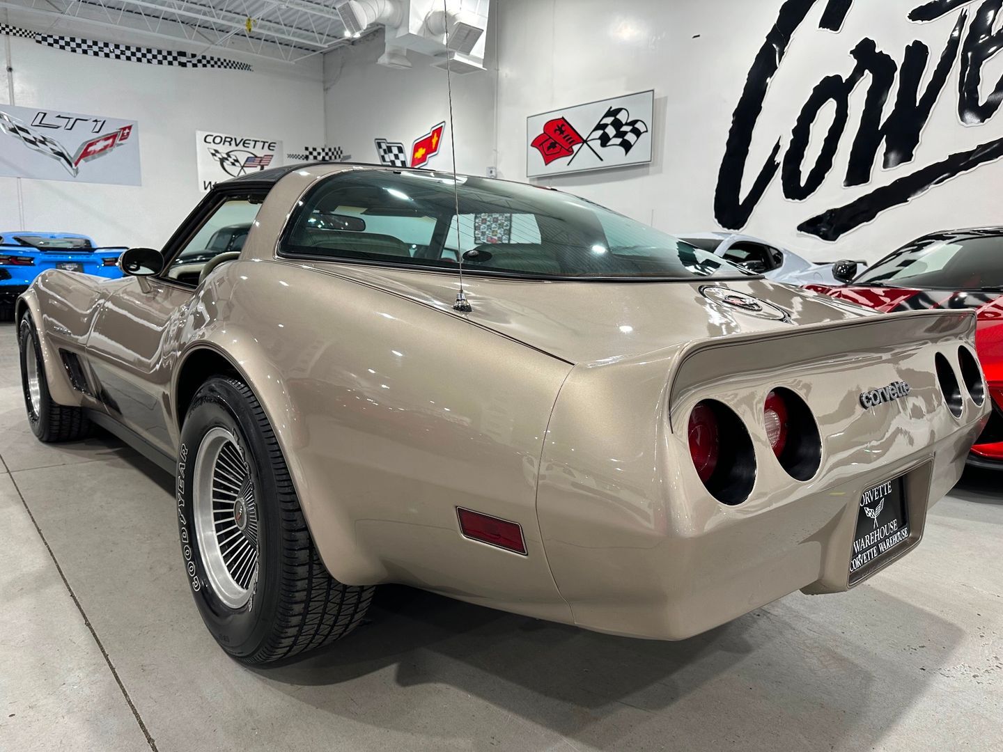 Chevrolet-Corvette-1982-Hatchback-2