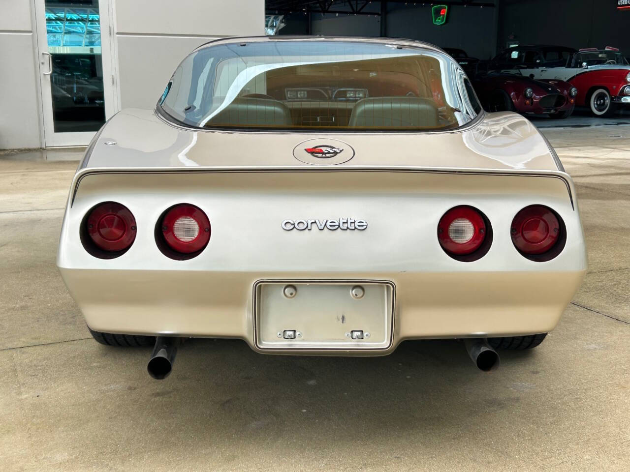 Chevrolet-Corvette-1982-Hatchback-5