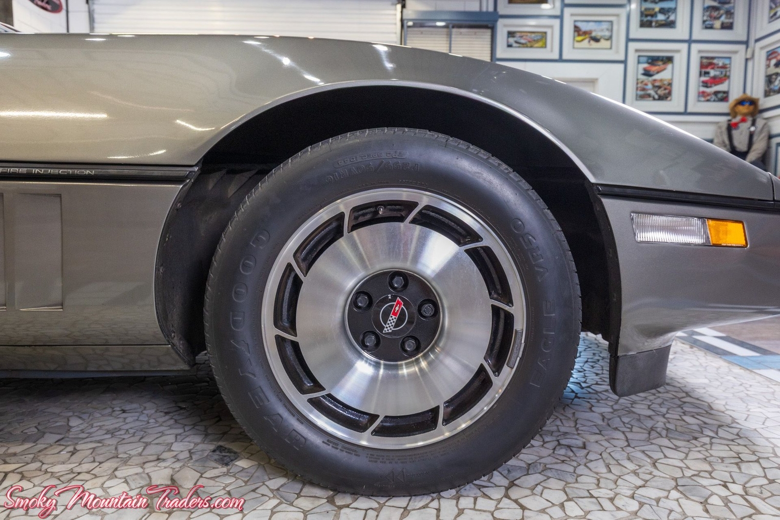 Chevrolet-Corvette-1984-21