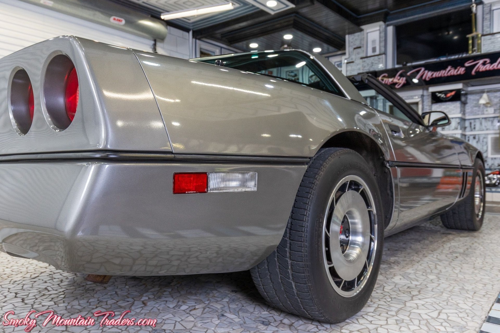 Chevrolet-Corvette-1984-29