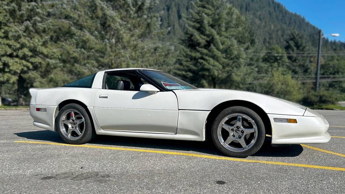 Chevrolet-Corvette-1984-white-1