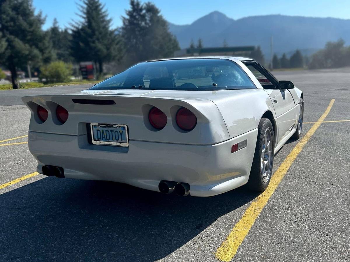 Chevrolet-Corvette-1984-white-2