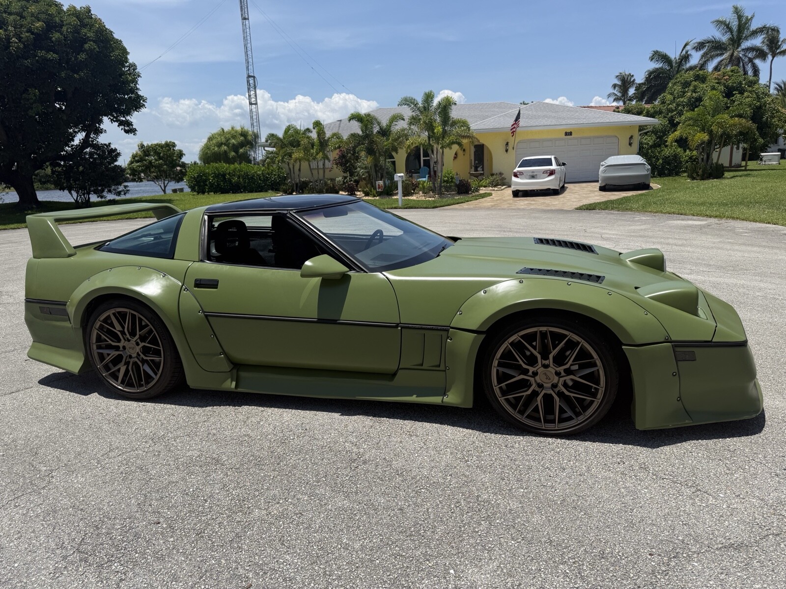 Chevrolet-Corvette-1985-2