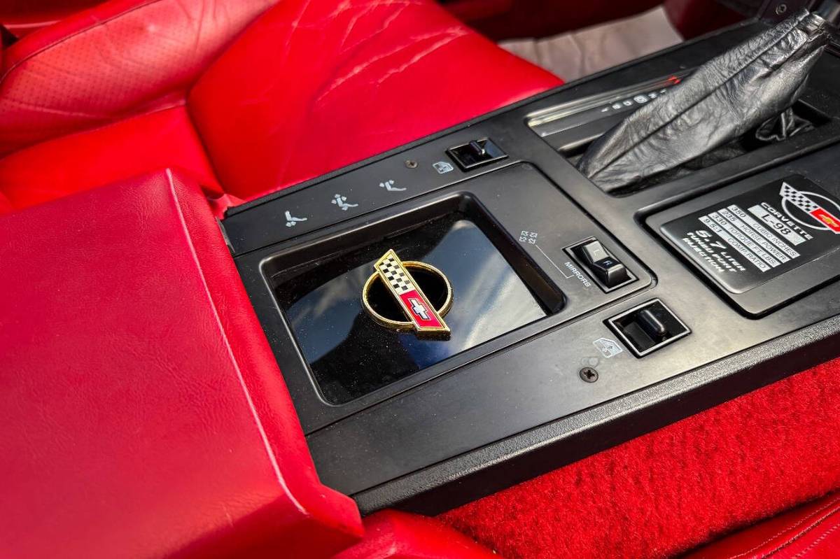 Chevrolet-Corvette-1986-10