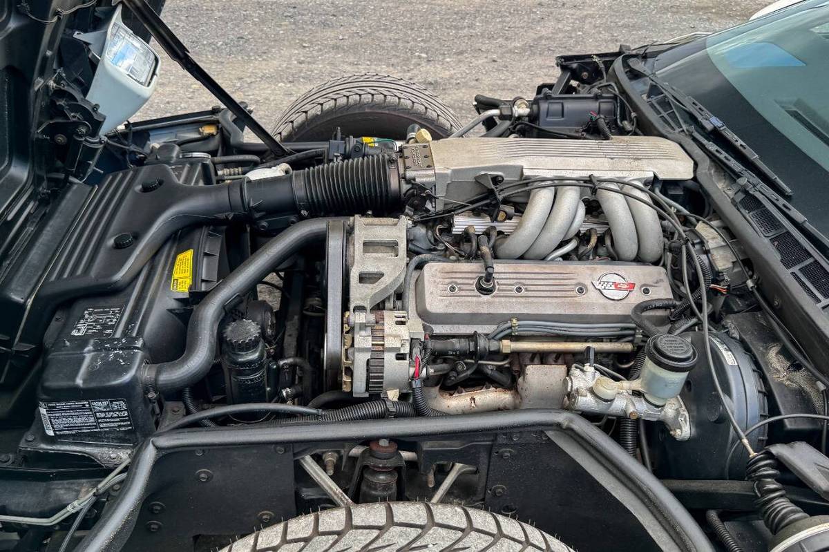 Chevrolet-Corvette-1986-16