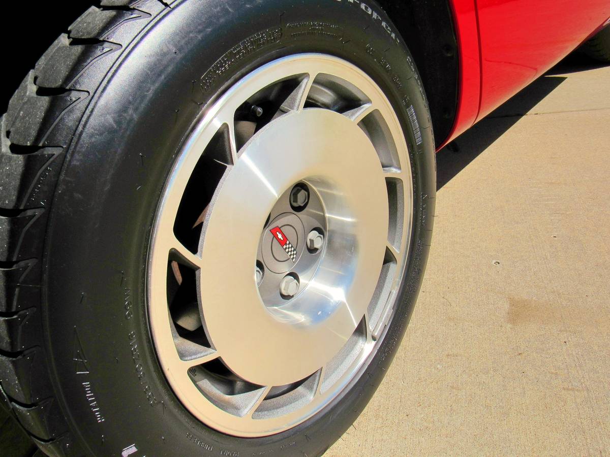 Chevrolet-Corvette-1987-red-9