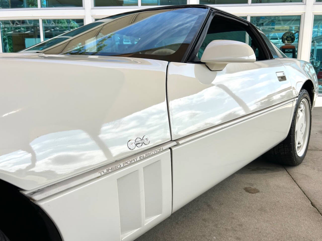 Chevrolet-Corvette-1988-Hatchback-12